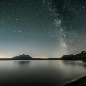 枫叶音乐盒睡前助眠歌单封面，深蓝星空与月亮插画，营造宁静入睡氛围